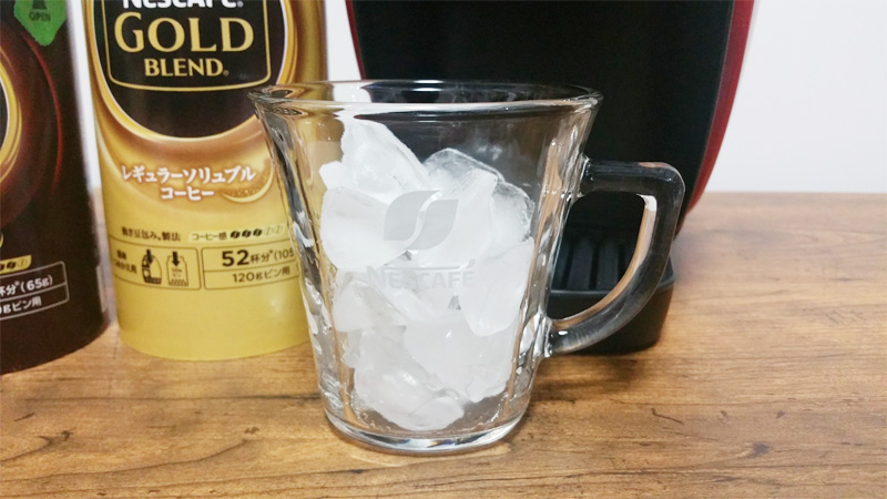 バリスタ　アイスコーヒー　氷　写真